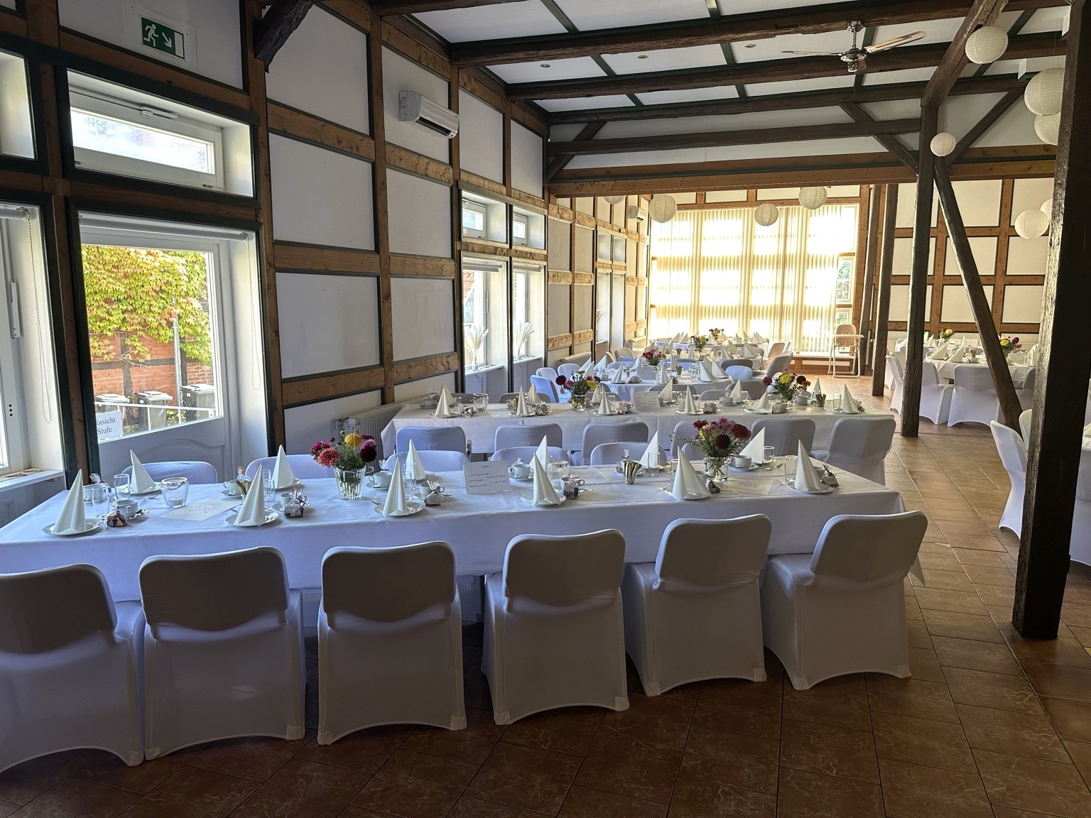 Festsaal mit gedeckten Tischen